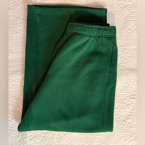 Aerie cloud fleece sweatpants Kelly green. Size large short